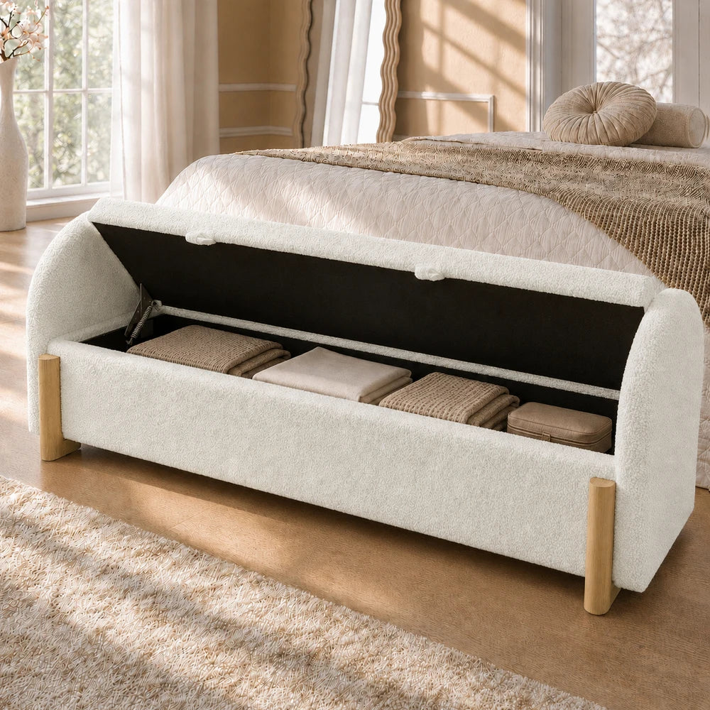 Banc coffre Étreinte ouvert au pied d’un lit
