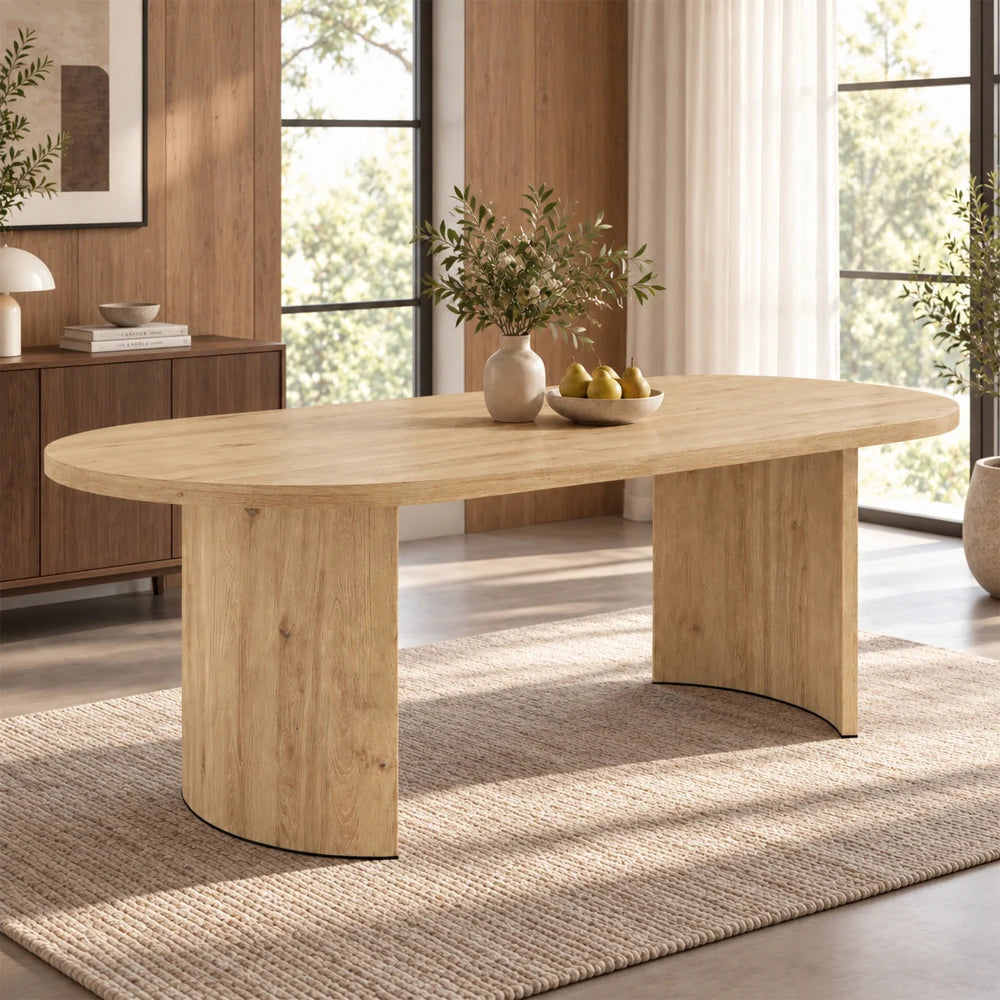 Table Courbe finition aspect chêne dans une pièce lumineuse