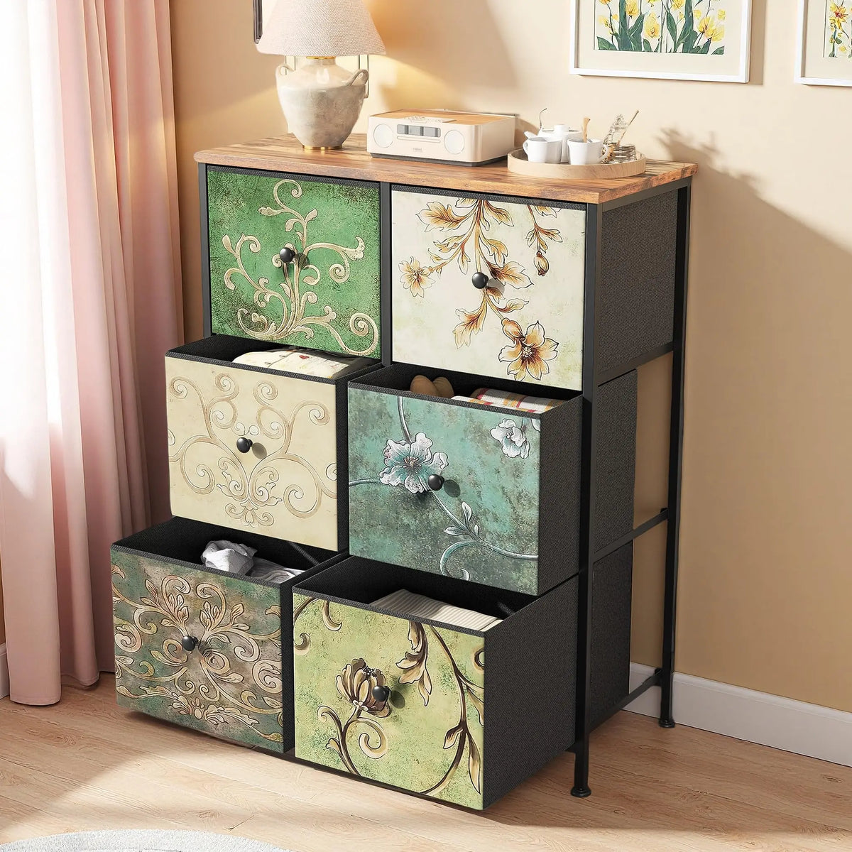 Herbier — visuel fournisseur de la commode à six tiroirs textiles, vue 2. Accessoires décoratifs non inclus.