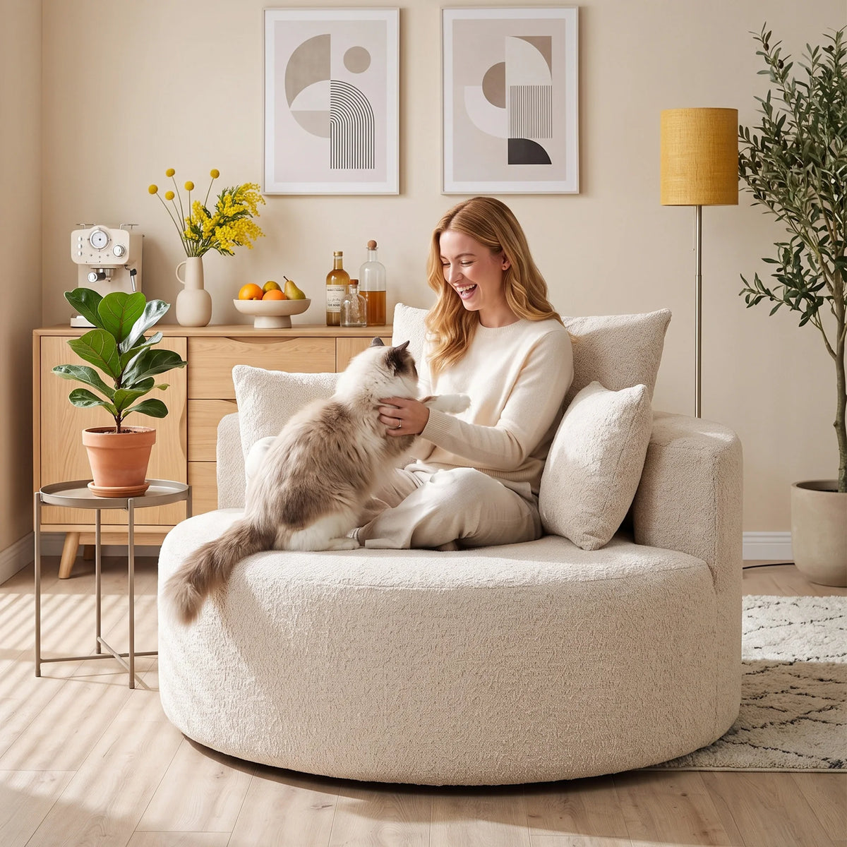 Fauteuil Cocon crème, mise en situation dans une pièce lumineuse